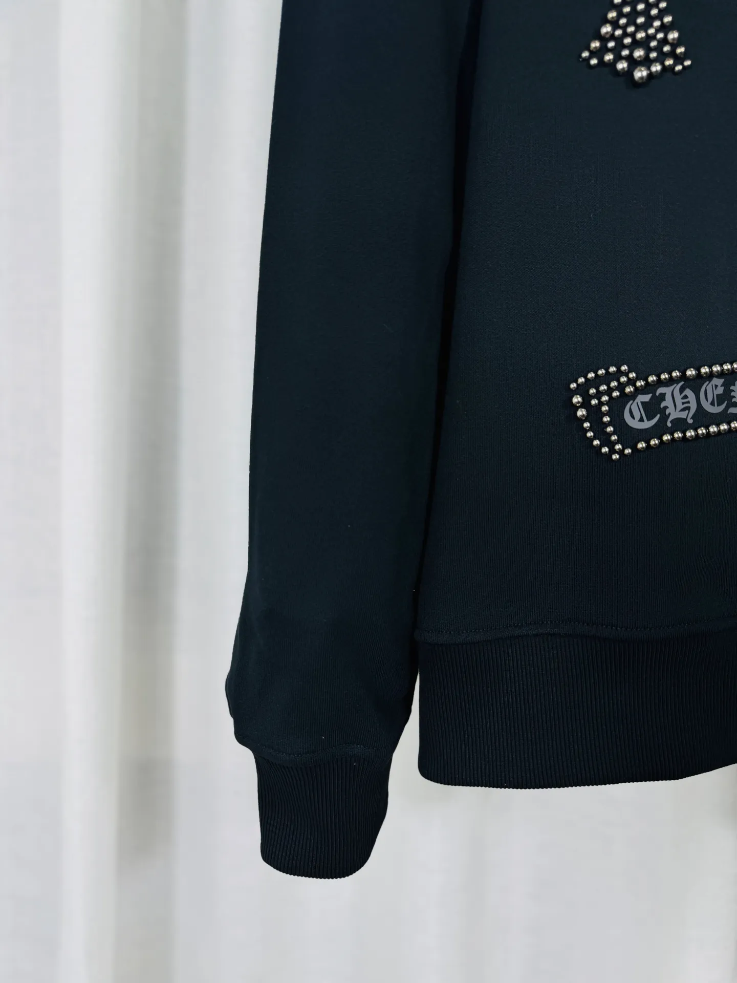 P380 top version, real shot without P, ​​different from market currency) 𝗖𝗵𝗿𝗼𝗺𝗲 𝗛𝗲𝗮𝗿𝘁𝘀/Cro Heart 2025 Rivets Autumn and Winter New Original Single Counter American Rivets 3D Three-dimensional Couple Casual Cardigan Sweatshirt 👑The highest version! Customized fabric 550g tripe terry fabric! American acid-washed and distressed original fabric with laser rivets. Best-selling model at the counter. Very comfortable to wear. Accessories: Original molded and authenticated collar label➕100% silk wash label. Genuine purchase-grade original hangtag➕matching hanging rope➕3D hanging beads➕original packaging bag. Craftsmanship: The original version has consistent wiring! The highest version of the armhole matching technique! Color: Black Size: S M L XL Style No.: 6103